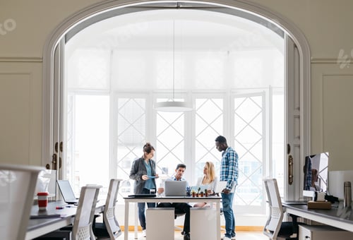 Visualização: Jovem equipe trabalhando tendo uma reunião no escritório