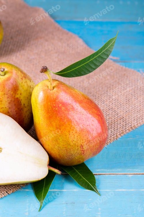 Preview: Sweet pears in the basket