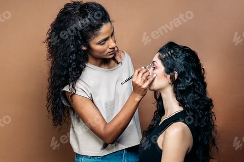 Preview: Makeup Artist Working