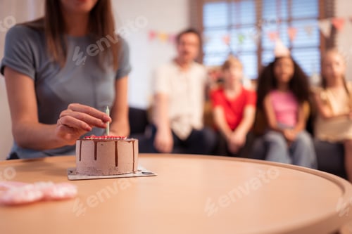 Preview: Parents and children are enjoying the birthday anniversary party