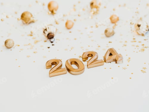 Visualização: Cartão de felicitações - feliz ano novo com números 2024 e decoração dourada em fundo claro.