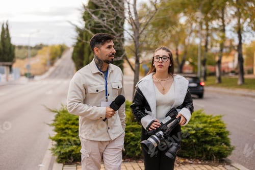 Visualização: Equipe de reportagem ao vivo com câmera e microfone na rua