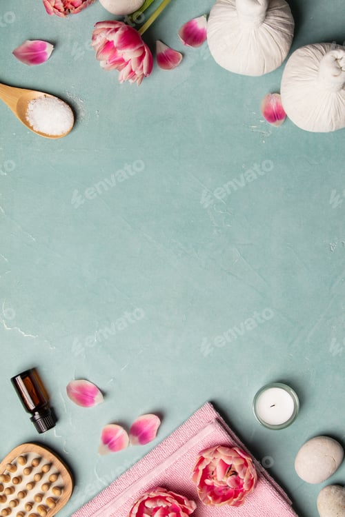 Preview: Flat lay of spa treatment set with pink flowers