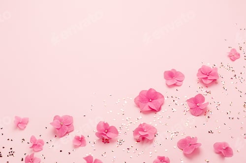 Visualização: Flores cor de rosa e confetes, fundo de férias com espaço de cópia.
