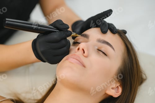Preview: A cosmetologist applies permanent makeup to the eyebrows, eyebrow tattoo. eyebrow perm