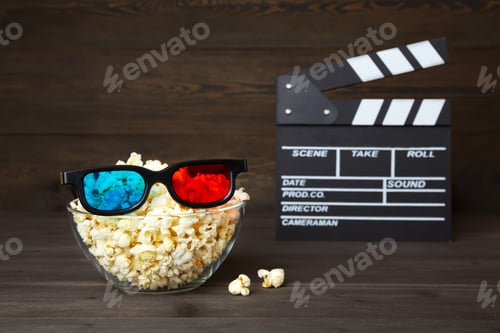 Preview: A bowl of popcorn popcorn and 3D glasses for watching movies with friends.