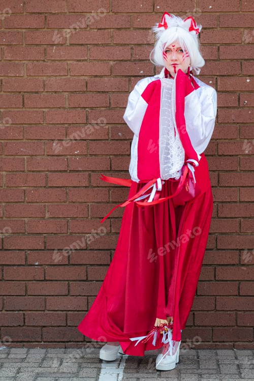 Preview: Female cosplayer in a cat priestess outfit at Comic Con