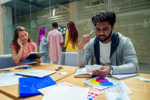 Vista previa: grupo empresarial multirracial que trabaja en una oficina moderna