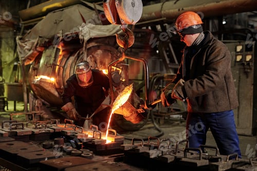 Preview: Worker melting iron