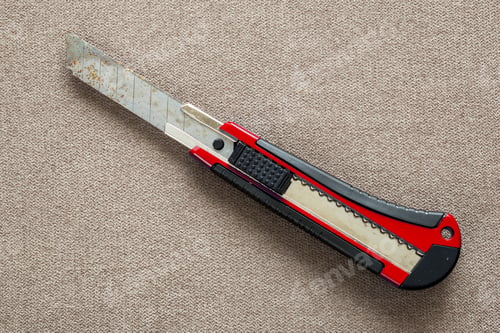 Preview: Close-up of isolated stationery retractable metallic knife with sharp blade