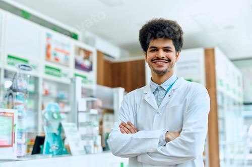 Preview: Portrait of confident pharmacist in drugstore looking at camera.