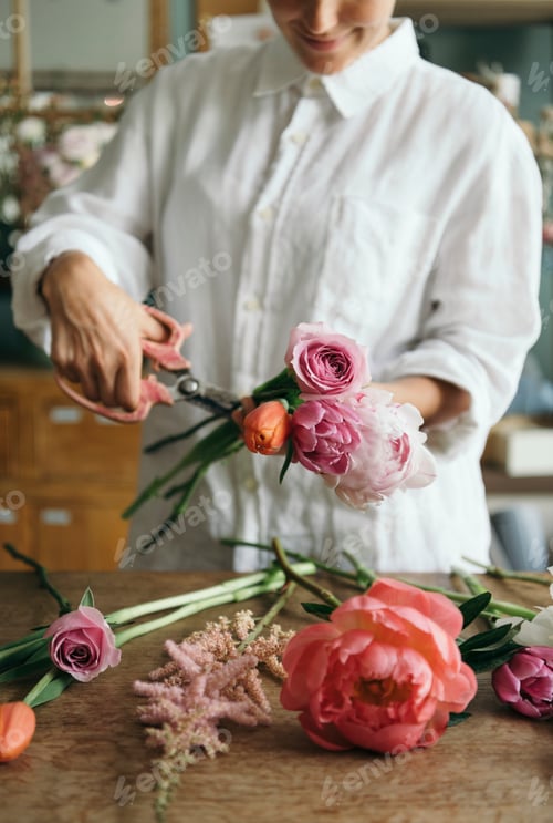 Preview: Woman arranging flowers