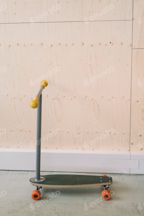 Preview: Office skateboard in front of wooden wall