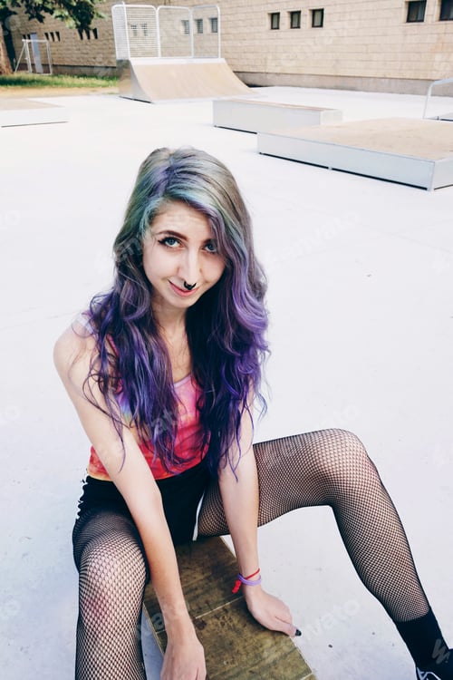 Preview: Teen skater woman