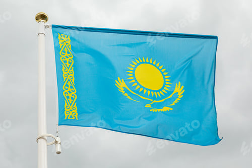 Vorschau: Flagge Kasachstans vor düsterem Himmel