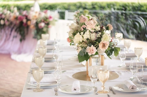 Preview: Luxurious setting of the wedding banquet table