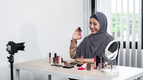 Preview: Muslim woman beauty blogger review how to makeup and recommend pink lipstick while recording vlog
