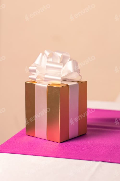 Vista previa: GOLDEN GIFT BOX WITH WHITE BOW
