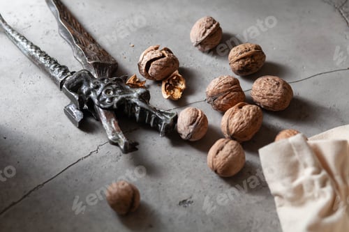 Preview: walnuts with nutcracker