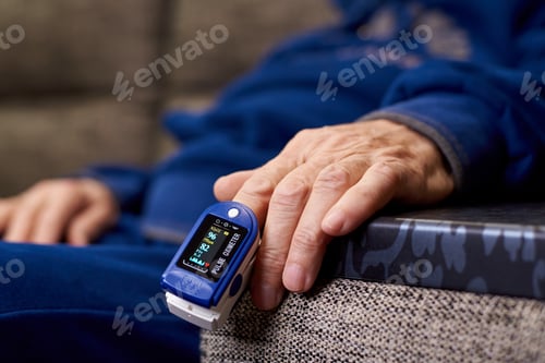Preview: Hand with pulse oximeter