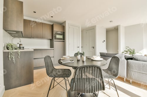 Preview: Spacious dining room