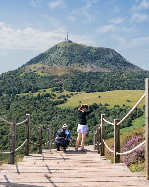 Preview: Two people getting ready to descend the Puy de Pariou stairs in summer.