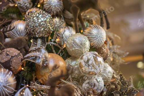 Preview: Christmas decorations on the branches