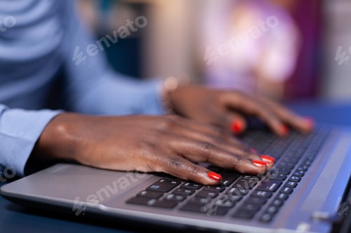 Preview: Close up of dark skinned business woman hand typing