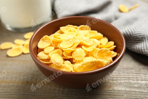 Preview: Tasty crispy corn flakes on wooden table