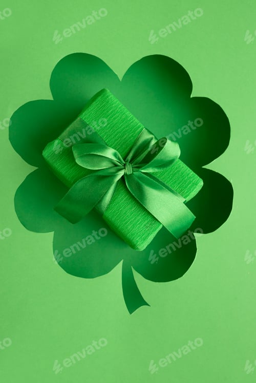 Preview: Green Gift Box in Clover Cutout. Festive St. Patricks Day Arrangement
