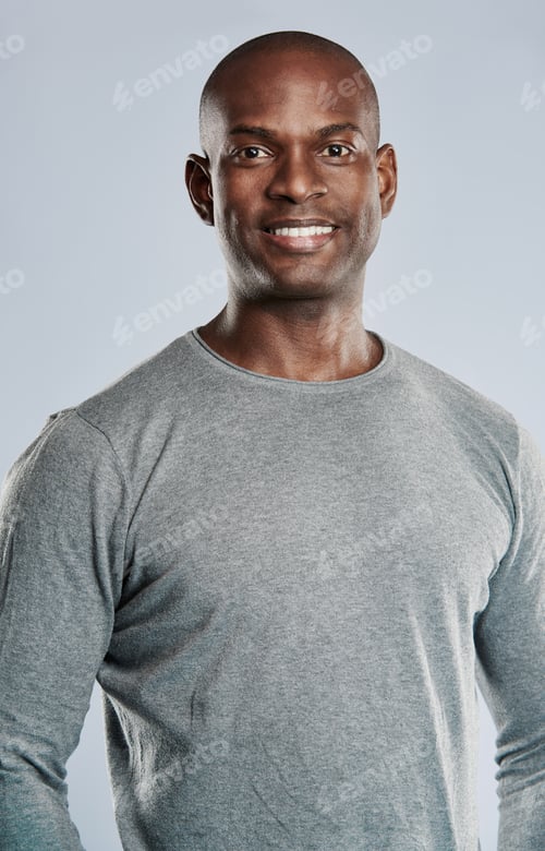 Preview: Fit handsome smiling man in gray shirt