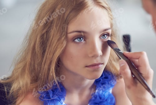 Preview: Blond female make up in saloon.