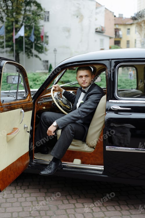 Preview: Handsome man in the car, businessman