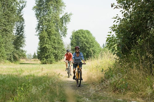 Preview: Couple cycling