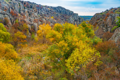 Vista previa: Aktovsky Canyon in Ukraine surrounded large stone boulders