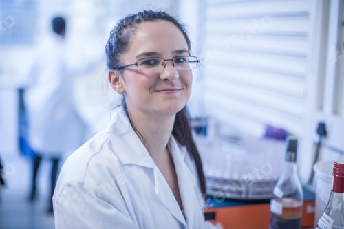 Preview: Portrait of young woman in laboratory