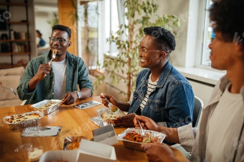 Preview: Delicious lunch break with friends at home