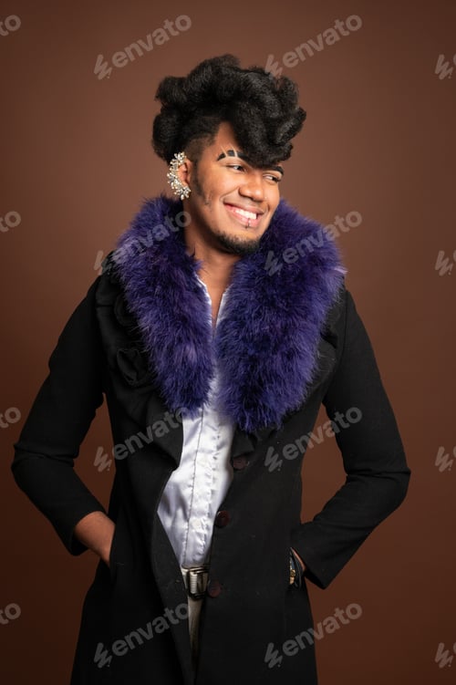 Preview: Stylish man smiling and wearing a purple fur collar