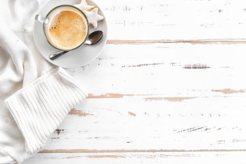 Preview: Top view of cappuccino on white wooden table