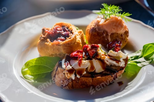 Vorschau: Italian tomato bruschetta with chopped vegetables, herbs and oil