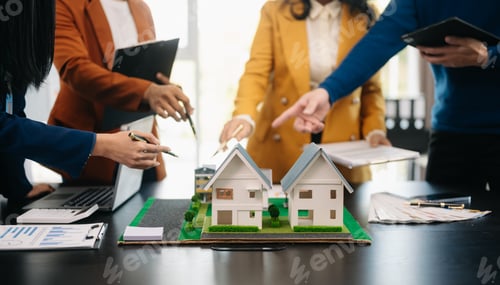 Preview: balancing the property sector The real estate agent is explaining the house style to see the house