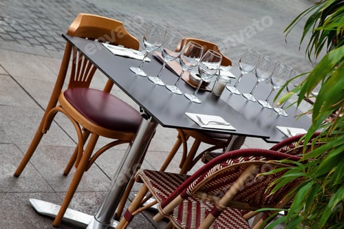 Preview: Dining on a sidewalk in the city