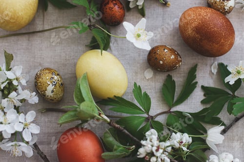Preview: Modern easter eggs with spring flowers flat lay on rustic linen cloth. Happy Easter! Aesthetic