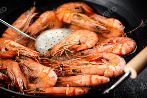 Preview: The shrimp are cooked in a pot of water.