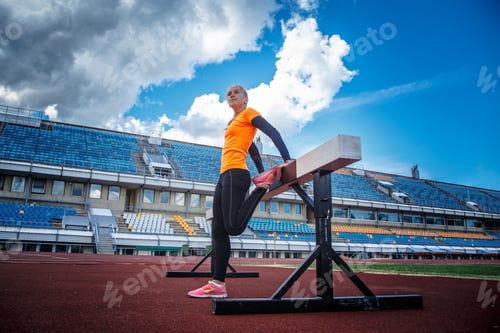 Preview: Blond female in sportswear