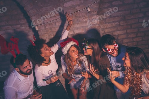 Visualização: Amigos contando segundos até meia-noite na festa de Ano Novo