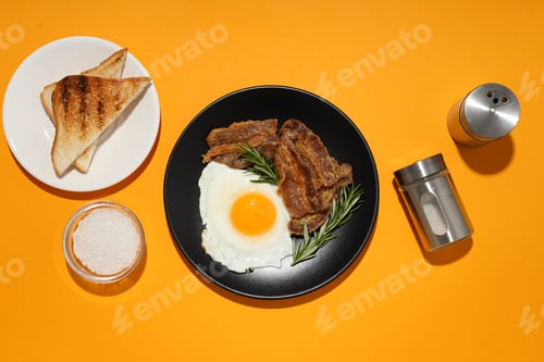 Preview: Tasty breakfast and delicious meat food concept - fried bacon