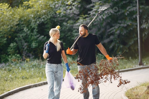 Preview: Couple collects leaves and cleans the park
