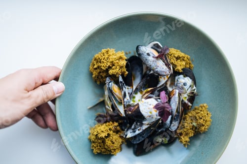 Preview: Crop chef preparing exotic mussels dish