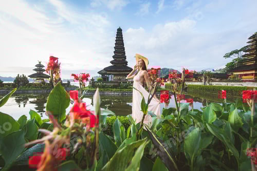 Preview: Young woman at the Pura Ulun Danu Bratan, Bali